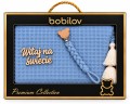 Zestaw prezentowy dla noworodka w pudełku – niebieski kocyk wafel, zawieszka do smoczka z misiem, tabliczka Witaj na świecie BOBILOV