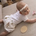Niemowlę w bambusowych bloomersach w sarenki BOBILOV podczas zabawy