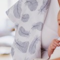 Pieluszka muślinowa BOBILOV w szare piórka, zbliżenie